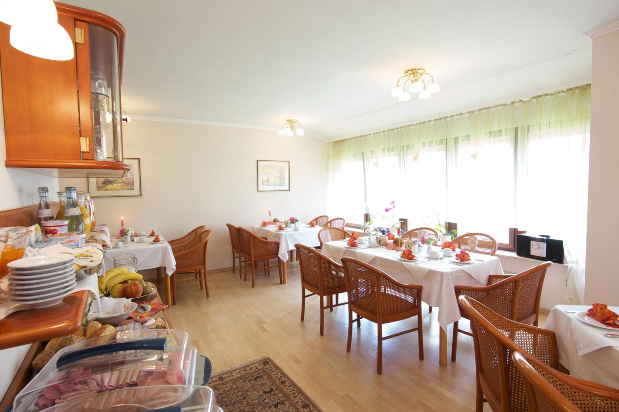Hotel Reinhardtshof Garni Wolfschlugen エクステリア 写真