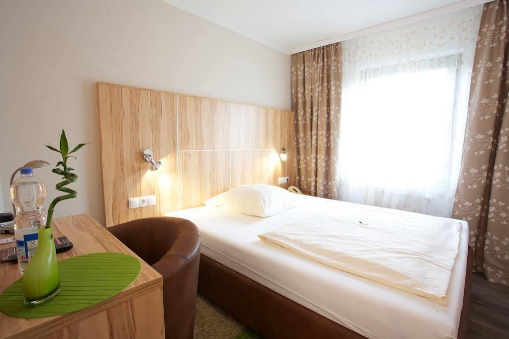 Hotel Reinhardtshof Garni Wolfschlugen エクステリア 写真