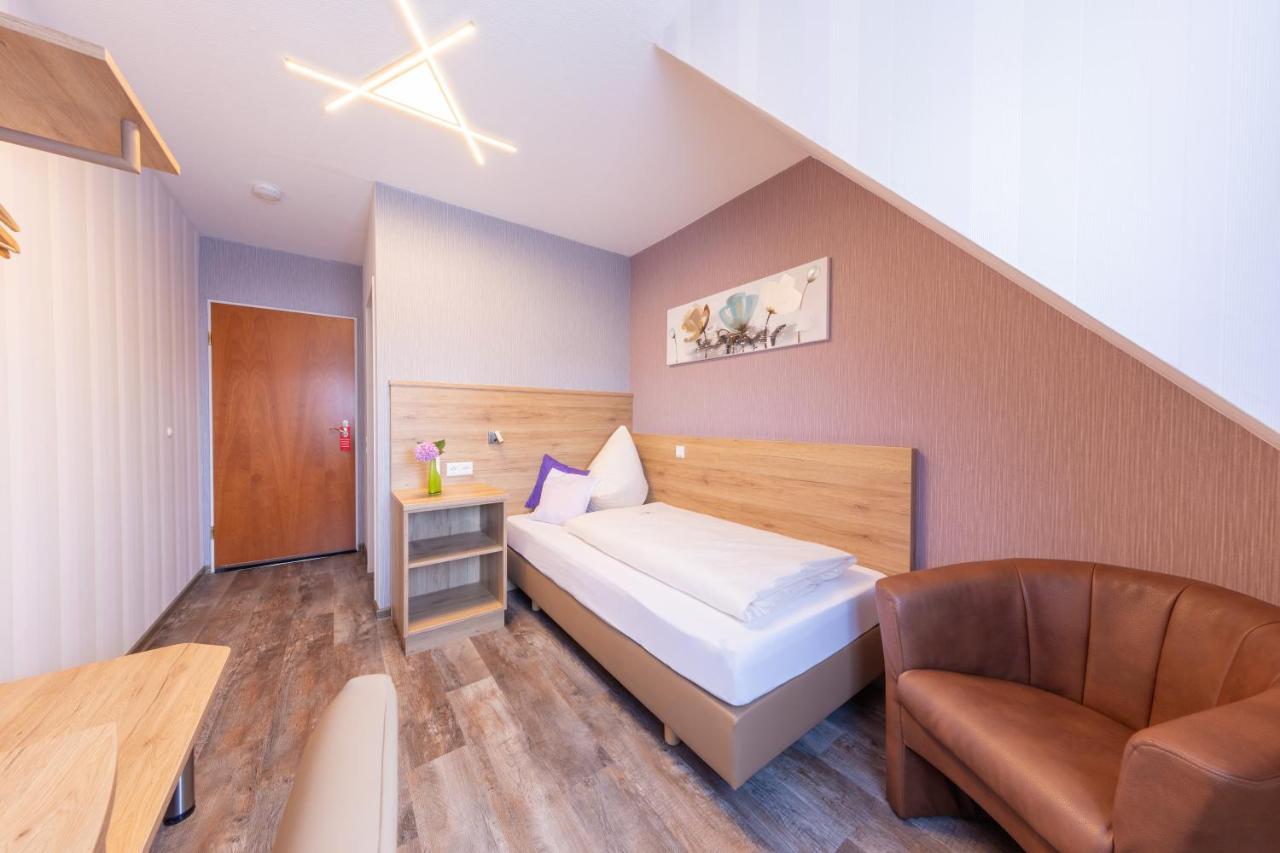 Hotel Reinhardtshof Garni Wolfschlugen エクステリア 写真