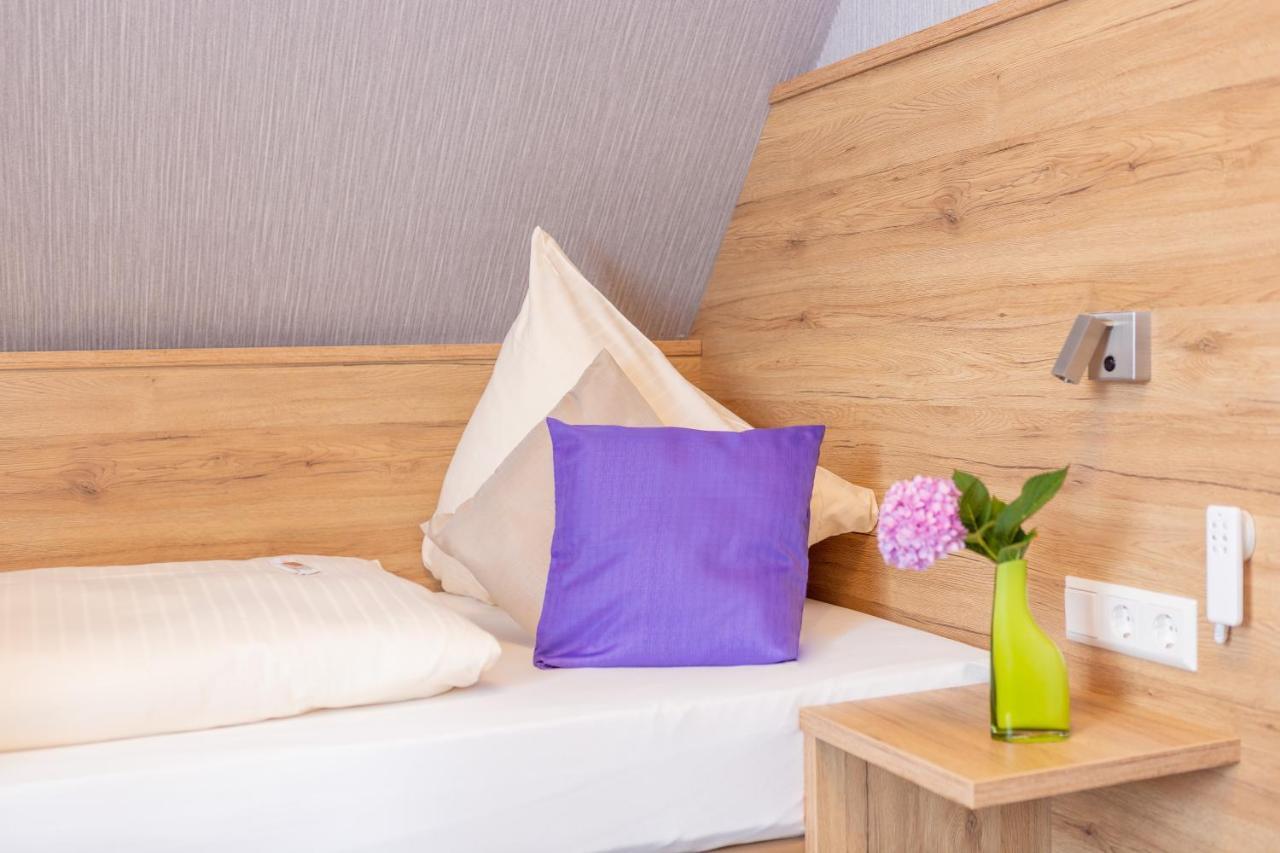 Hotel Reinhardtshof Garni Wolfschlugen エクステリア 写真